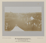 300009 Afbeelding van de deelnemers aan het Ridderhofspel op het tournooiveld (Sportterrein bij het Hogelandse Park) te ...